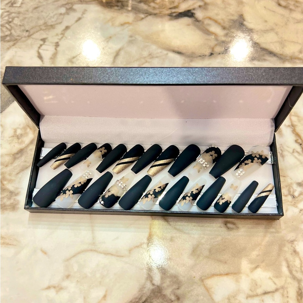 Gorgeous Press-On Nails (24 pieces)